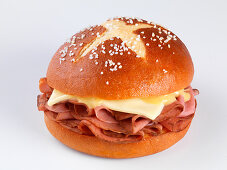 Laugenbrötchen mit Pastrami und Käse