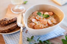 Berliner Kartoffelsuppe mit Würstchen