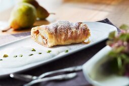 Birnen-Nuss-Strudel mit Vanilleschaum