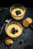 Zitronenpudding mit Beeren, serviert mit Lemon Shortbread