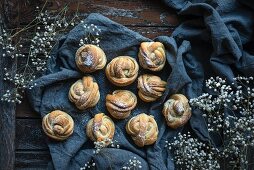 Vegan 'kanelknuter' (Norwegian cinnamon knots) with icing sugar