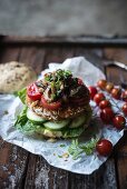 Veganer Burger aus mit Panko paniertem Bratling und gebratenen Waldpilzen