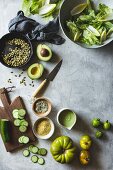 Zutaten für gemischten grünen Salat mit veganem Kräuter-Cashew-Dressing