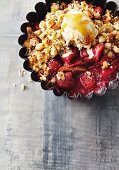 Rhabarber-Erdbeer-Crumble mit Birnen und Eiscreme