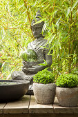 Sitzender Buddha im Bambus