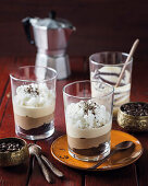 Mokka-Latte-Trifles mit Granita