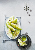 Eisbergsalat mit Avocado-Kräuter-Dressing (weihnachtlich)
