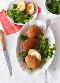 Gebackene Eier im Lachsmantel mit Feldsalat