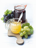 Red and green grape jelly with grappa