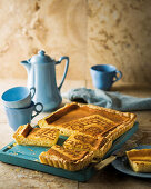 Klassische Milk Tart (Südafrika), einige Stücke abgeschnitten