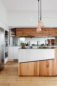 Offene Küche mit Kücheninsel, Schrankfronten teilweise aus recyceltem Holz