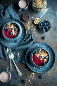 Breakfast Bowl mit Heidelbeeren, Cerealien, Fruchtmousse und Trinkschokolade