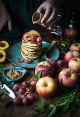 Pancakes mit Apfel, Honig, Trauben, Zimt und Pfirsich