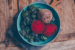 Rote Bete auf blauem Teller mit Flower Sprouts