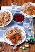 Fleischbällchen mit Gerste und Rote-Bete-Salat