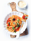 Spaghetti mit Oliven und Artischocken