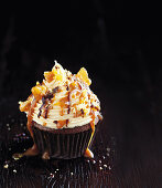 Schokoladencupcake mit Erdnussbutter und Karamellsauce