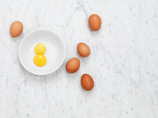 Frische Eier und Eigelb