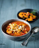 Griechische Reissuppe mit Meeresfrüchten und Feta