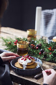 Weihnachtsfrühstück: Kürbis-Pancakes mit Joghurt und Johannisbeeren