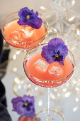 Cocktails with vodka, Kamm & Sons and edible flowers