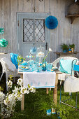 Gedeckter Frühlingstisch in Blau mit selbstgemachter Dekoration