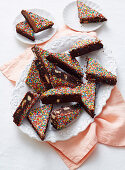 Gefleckte Brownies mit bunten Zuckerperlen