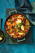 Schnelle Paella mit Garnelen und Chorizo in der Pfanne