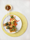Frühlingshafter Asia-Salat mit Nori-Tofusticks