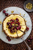 Pistazien-Labneh-Käsekuchen mit Kirschen und Pistazien