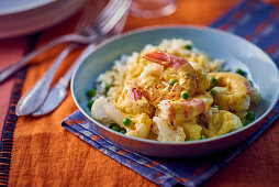 Garnelencurry mit Blumenkohl und Erbsen