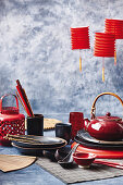 Asiatisches Geschirr in Rot und Schwarz