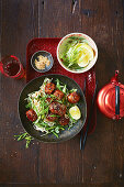 Sticky Teriyaki Fleischbällchen mit Soba-Nudeln