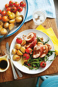 Hähnchenbrust mit Olivenfüllung, Babykartoffeln und Tomaten