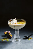 Kokos-Vanillecreme mit Maracuja serviert im Dessertglas