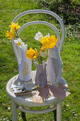 Frühlingsblumen in Vasen mit bedrucktem Stoffbezug