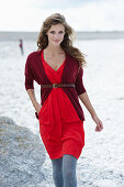 Langhaarige Frau in rotem Kleid und Strickjacke