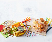 Smiley-Kekse, Schoko-Reiswaffeln, Minipfannkuchen mit Marmeladenfüllung