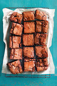 Himbeer-Haselnuss-Brownies mit 4 Zutaten