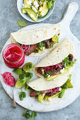 Rindfleisch-Fajitas mit Avocado, Feta und eingelegten roten Zwiebeln