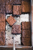 Brownies mit Kakaopulver in Backform mit Kuchenheber
