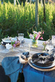 Rustikal gedeckter Tisch fürs Sommerfest