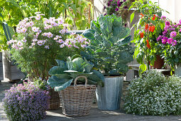 Arrangement aus Gemüse und Sommerblumen