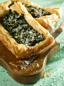 Puff pastry tartlet with spinach, algae and ricotta