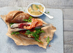 Matjes-Brötchen mit Roter Bete, Rucola und Dill-Senf-Dip