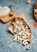 Popcorn mit Oregano und Parmesan in Papiertüte