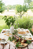 Gedeckter Tisch mit verschiedenen Birnenkuchen und -desserts