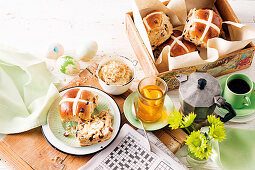 Hot Cross Buns mit Honig-Pekannuss-Butter