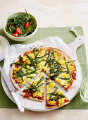 Pizza mit grünem Spargel, Mais, Käse und Salbei