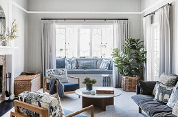 Cozy living room in shades of blue, built-in bench in the bay window